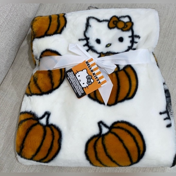 Hello Kitty Halloween 2024 "60 x 90"
NWT Plush Pumpkin Blanket Viral Faux Fur - Picture 1 of 6